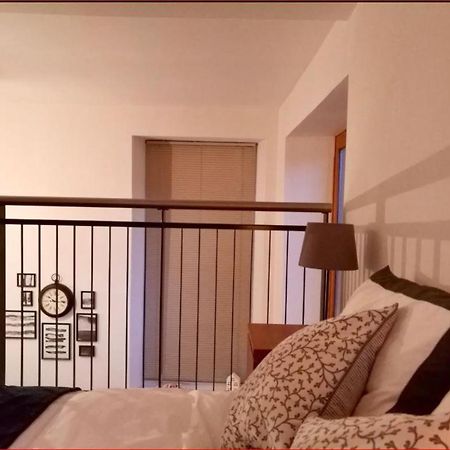 Central Mezzanine Apartment In Historic School Единбург Екстер'єр фото
