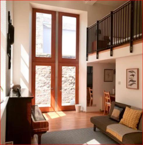 Central Mezzanine Apartment In Historic School Единбург Екстер'єр фото