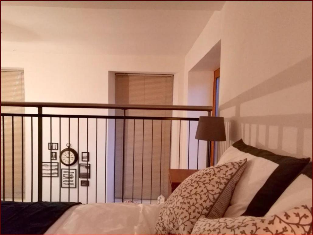 Central Mezzanine Apartment In Historic School Единбург Екстер'єр фото